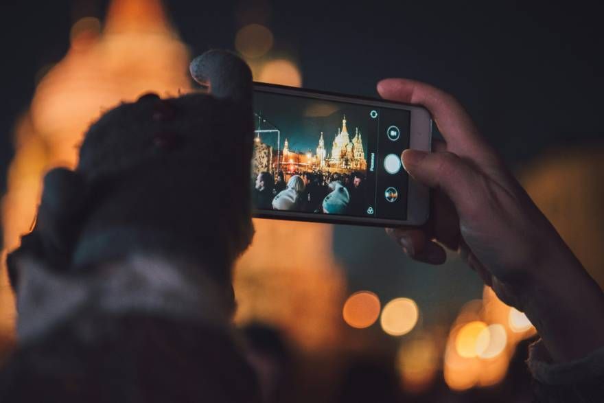 Photographing a city at night through a phone
